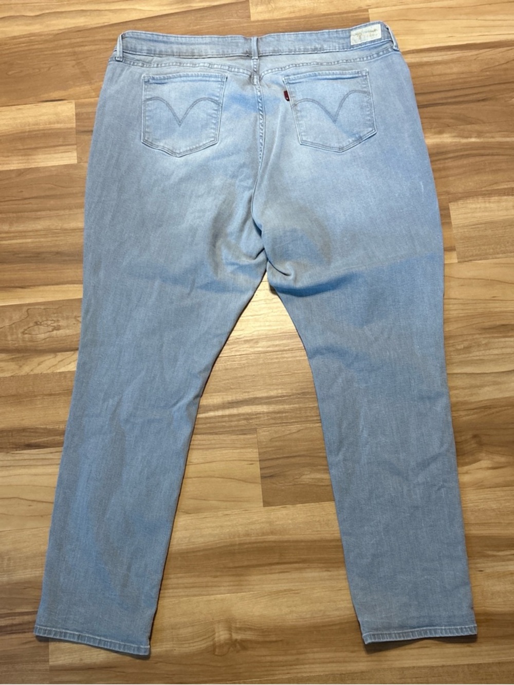 Levi’s Light Wash Women’s Jeans - Classic Straight Leg - Picture 3 of 4